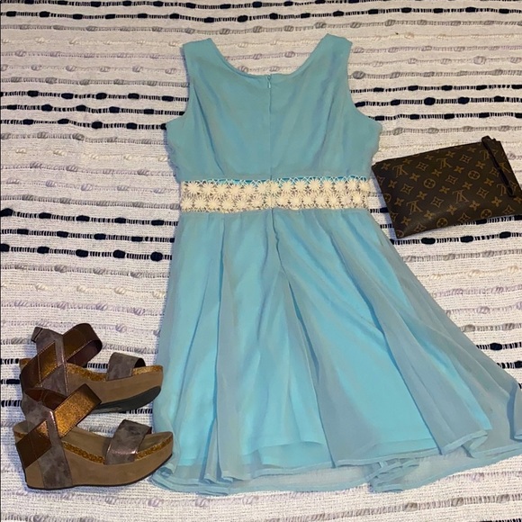 Mint and lace dress - Picture 3 of 3